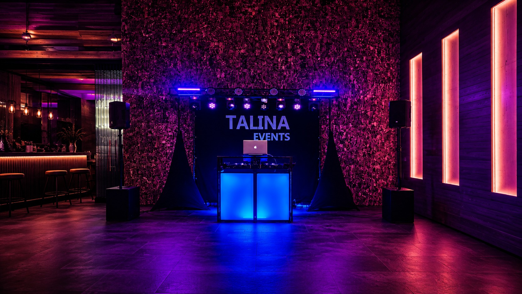 Cenário DJ Talina Events ao centro, com cabine, som e luzes